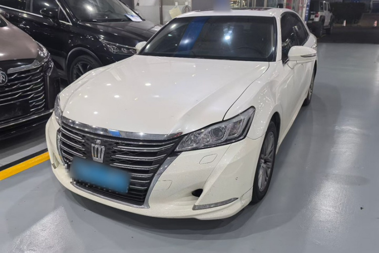 2015 Toyota Crown - Main View