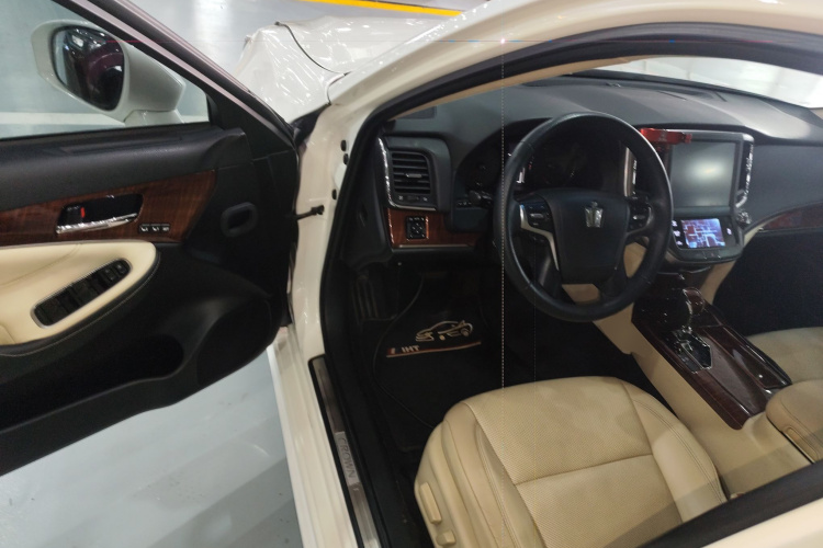 2015 Toyota Crown - Main View