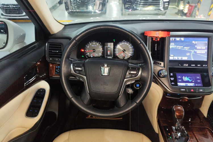 2015 Toyota Crown - Main View