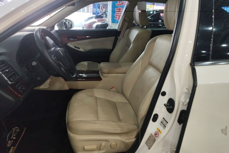 2015 Toyota Crown - Main View