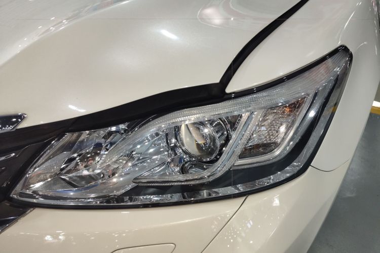 2015 Toyota Crown - Main View
