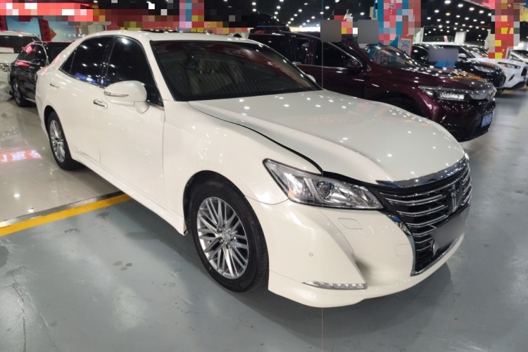 2015 Toyota Crown - Main View