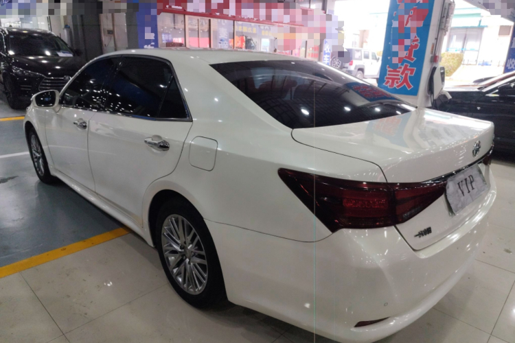 2015 Toyota Crown - Main View