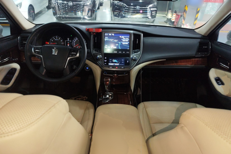 2015 Toyota Crown - Main View