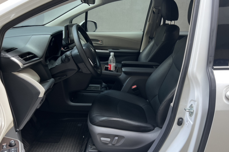 2023 Toyota Sienna - Main View