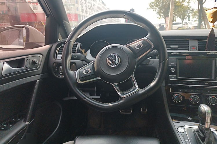 2018 Volkswagen Golf - Main View