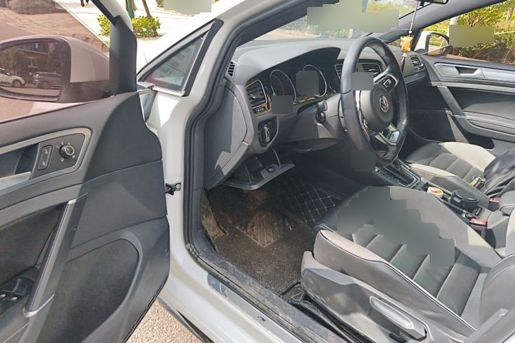 2018 Volkswagen Golf - Main View