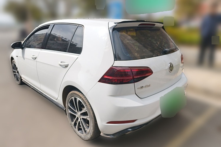 2018 Volkswagen Golf - Main View