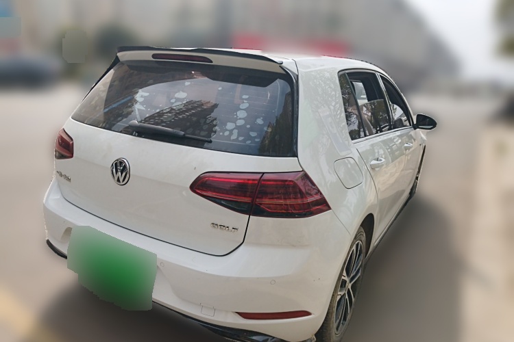 2018 Volkswagen Golf - Main View