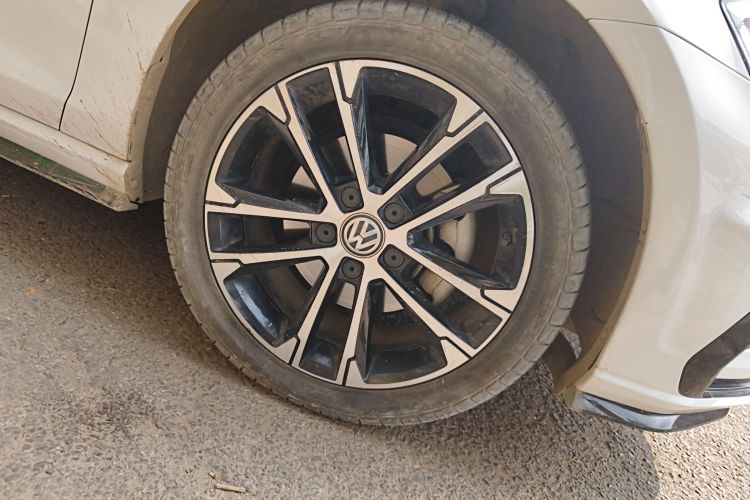 2018 Volkswagen Golf - Main View