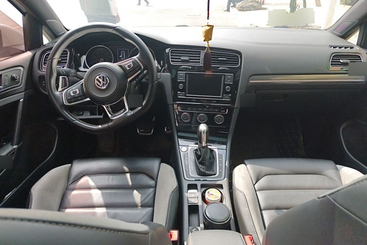 2018 Volkswagen Golf - Main View