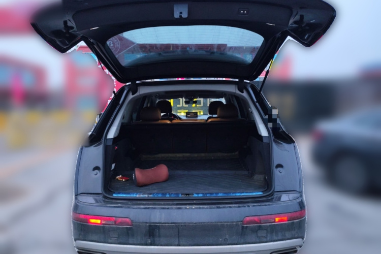 2019 Audi Q7 - Main View