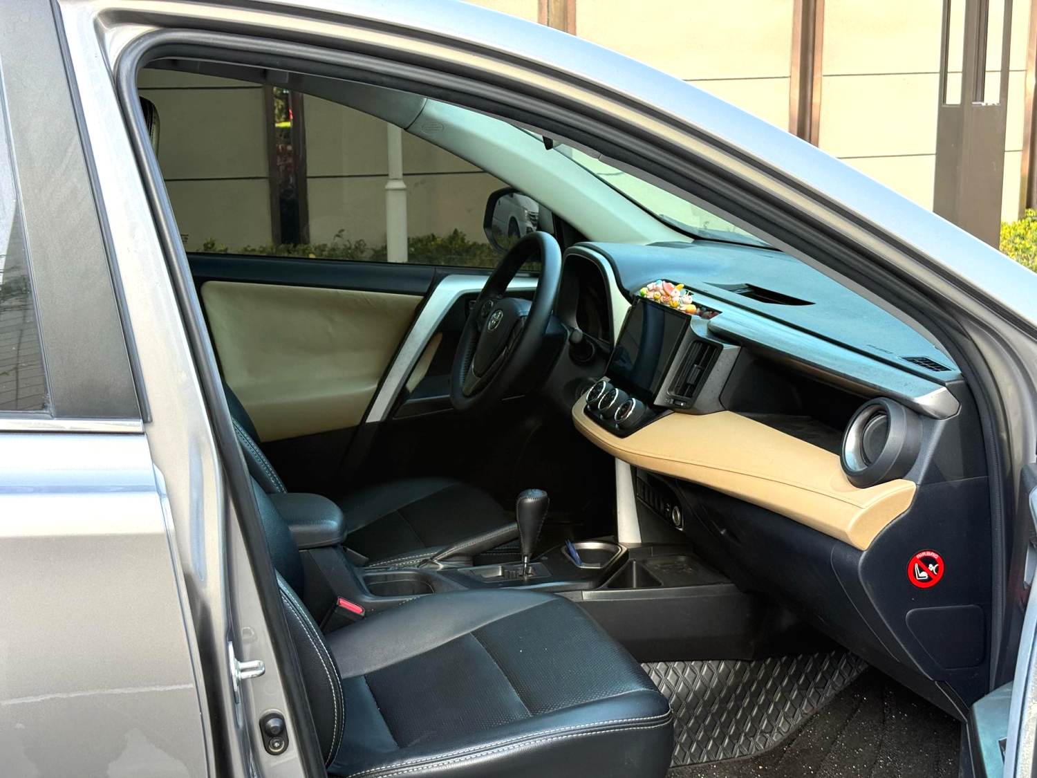 2017 Toyota RAV4 - Main View