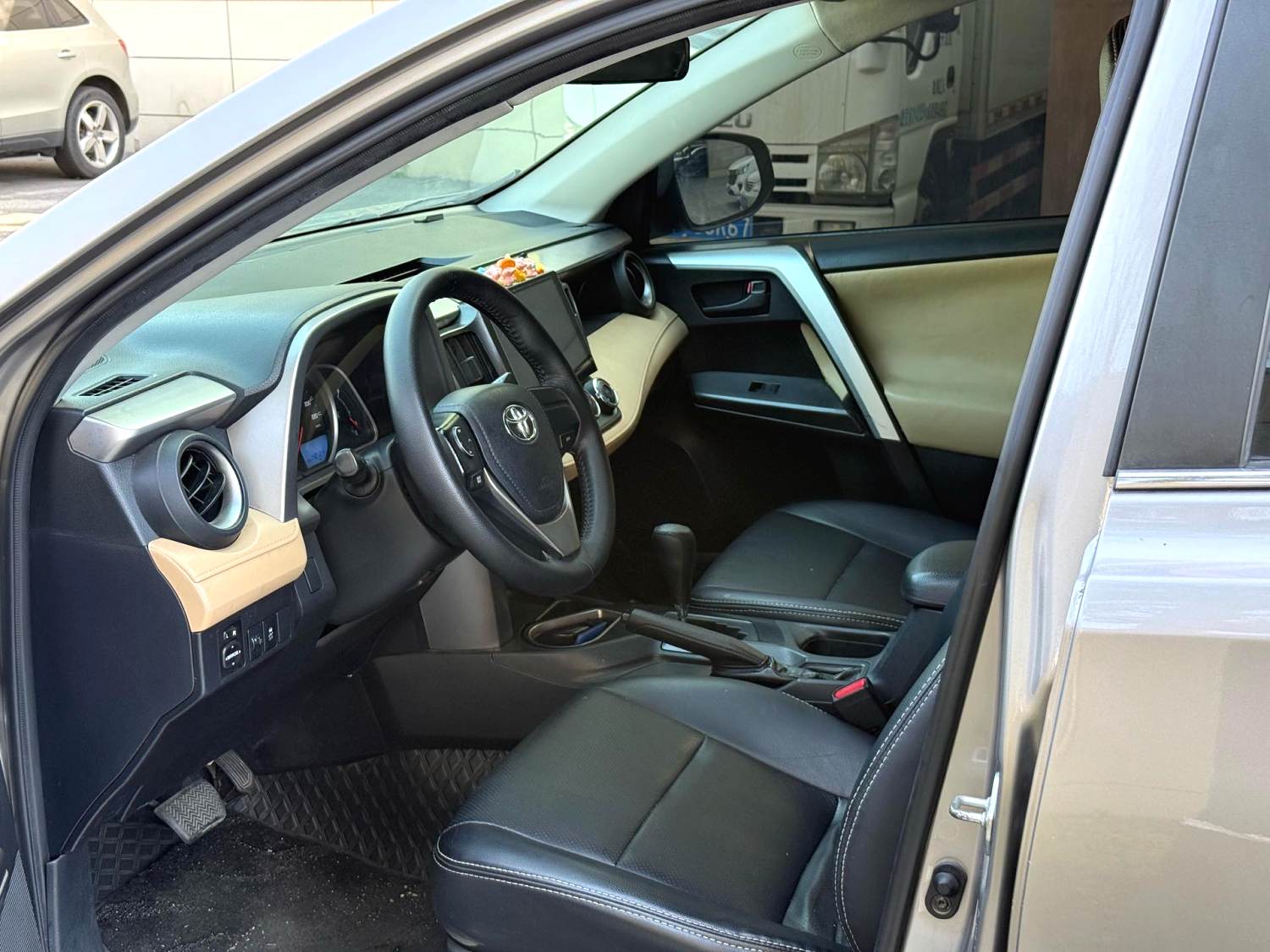 2017 Toyota RAV4 - Main View