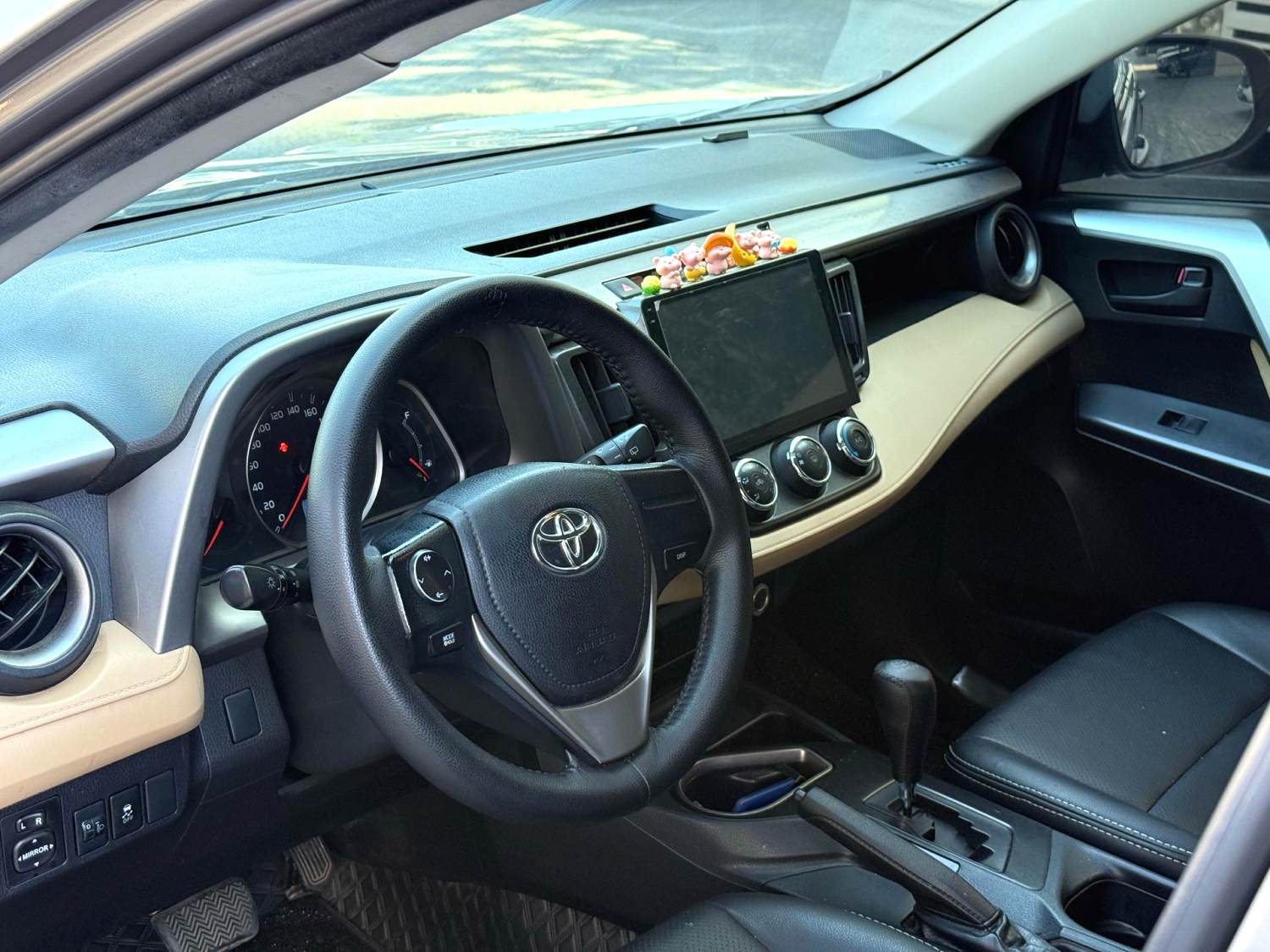 2017 Toyota RAV4 - Main View