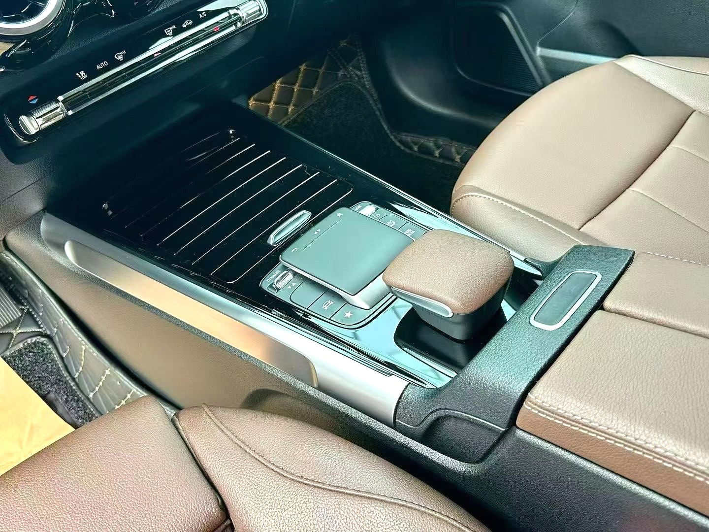 2022 Benz GLB 200 - Main View