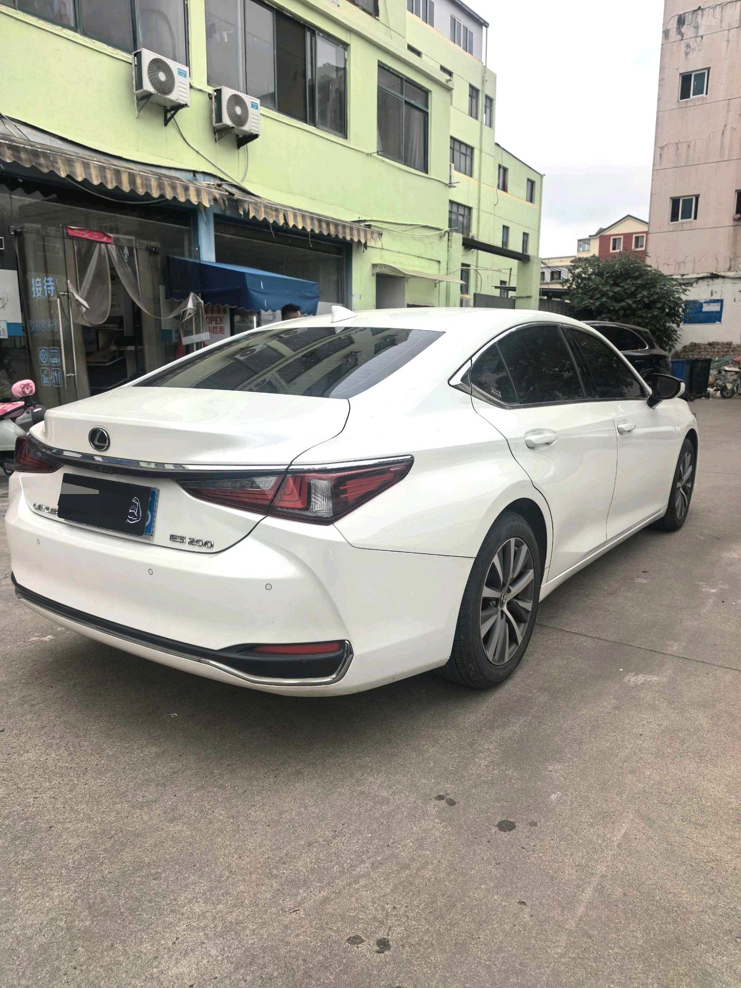 2020 LEXUS ES 200 - Main View