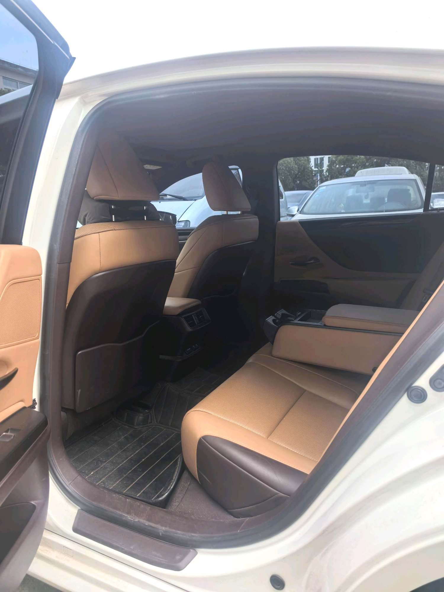 2020 LEXUS ES 200 - Main View