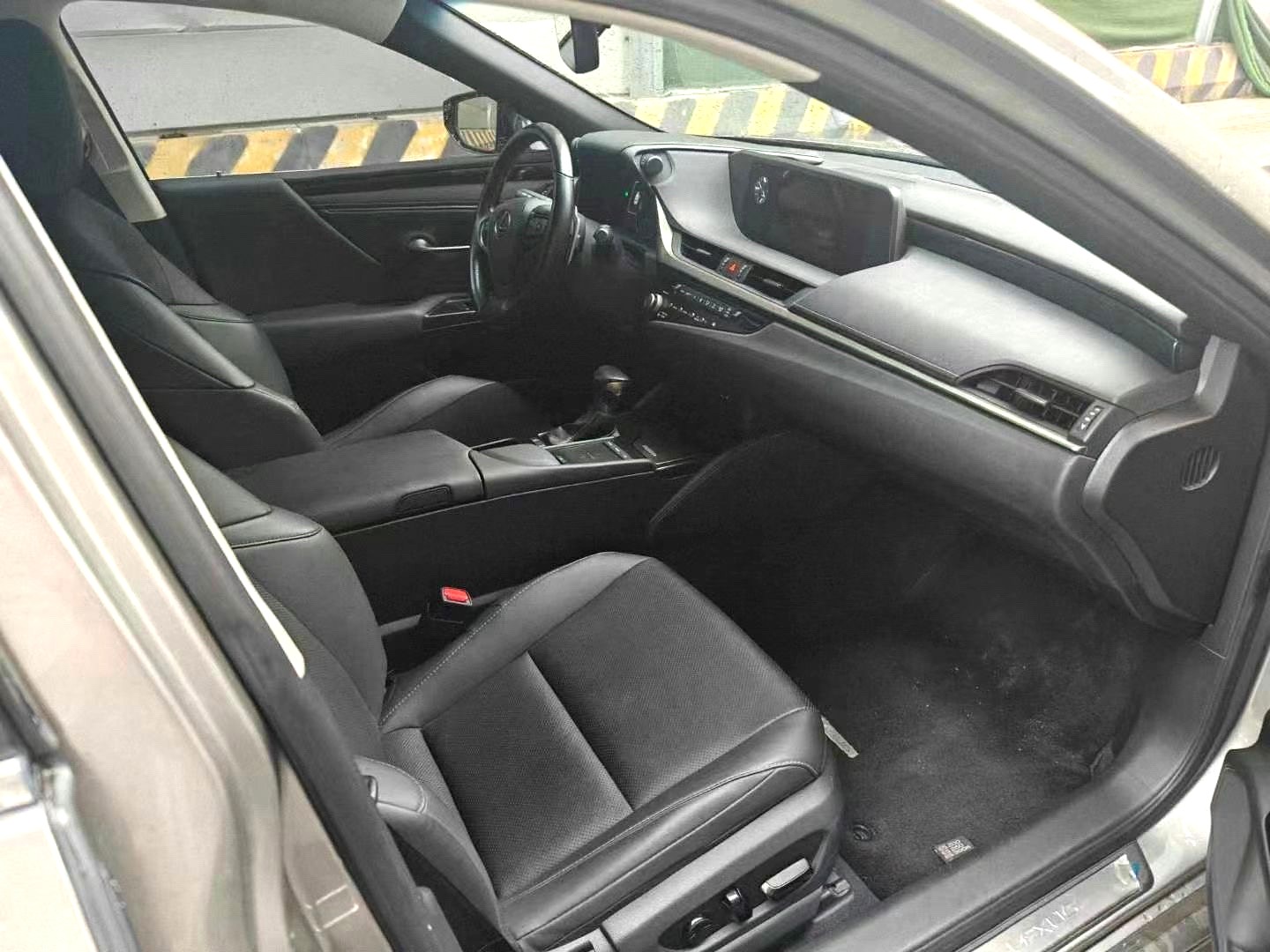 2021 LEXUS ES 200 - Main View