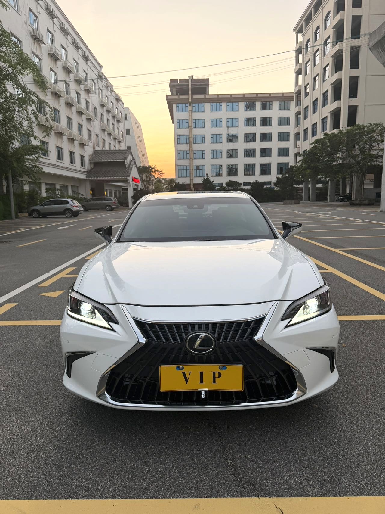 2022 LEXUS ES 200 - Main View