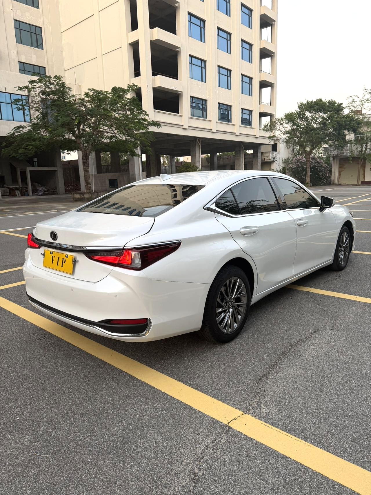 2022 LEXUS ES 200 - Main View