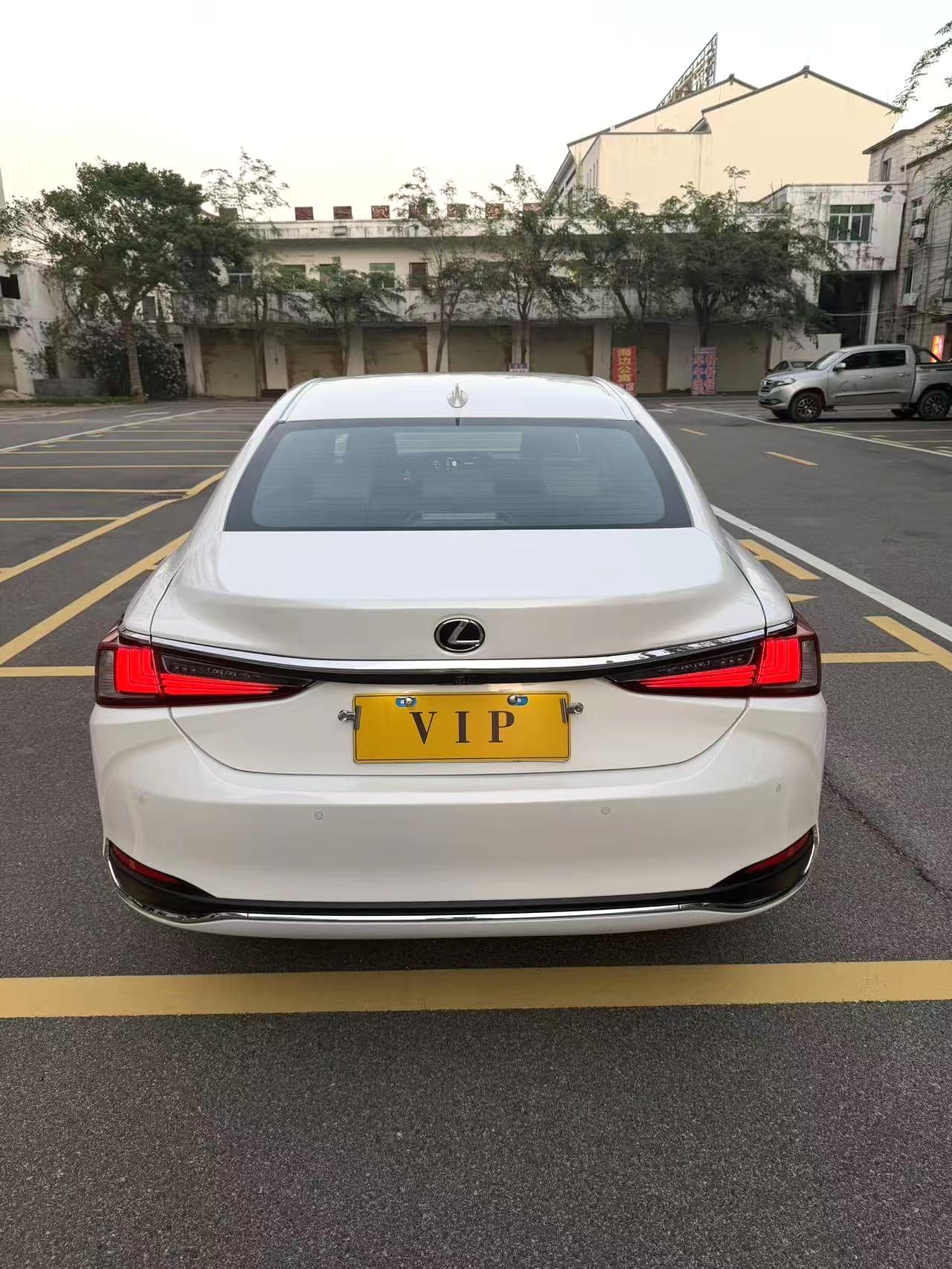2022 LEXUS ES 200 - Main View