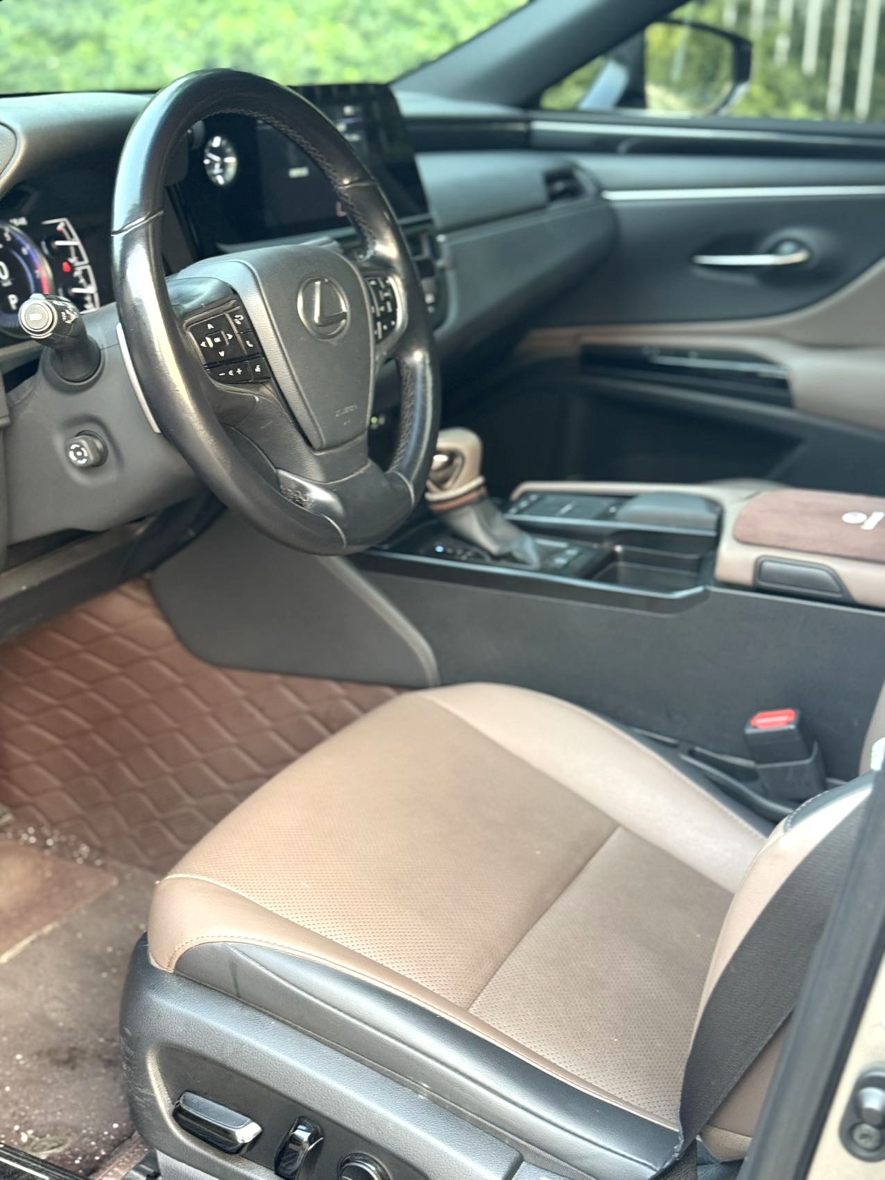 2022 LEXUS ES 200 - Main View
