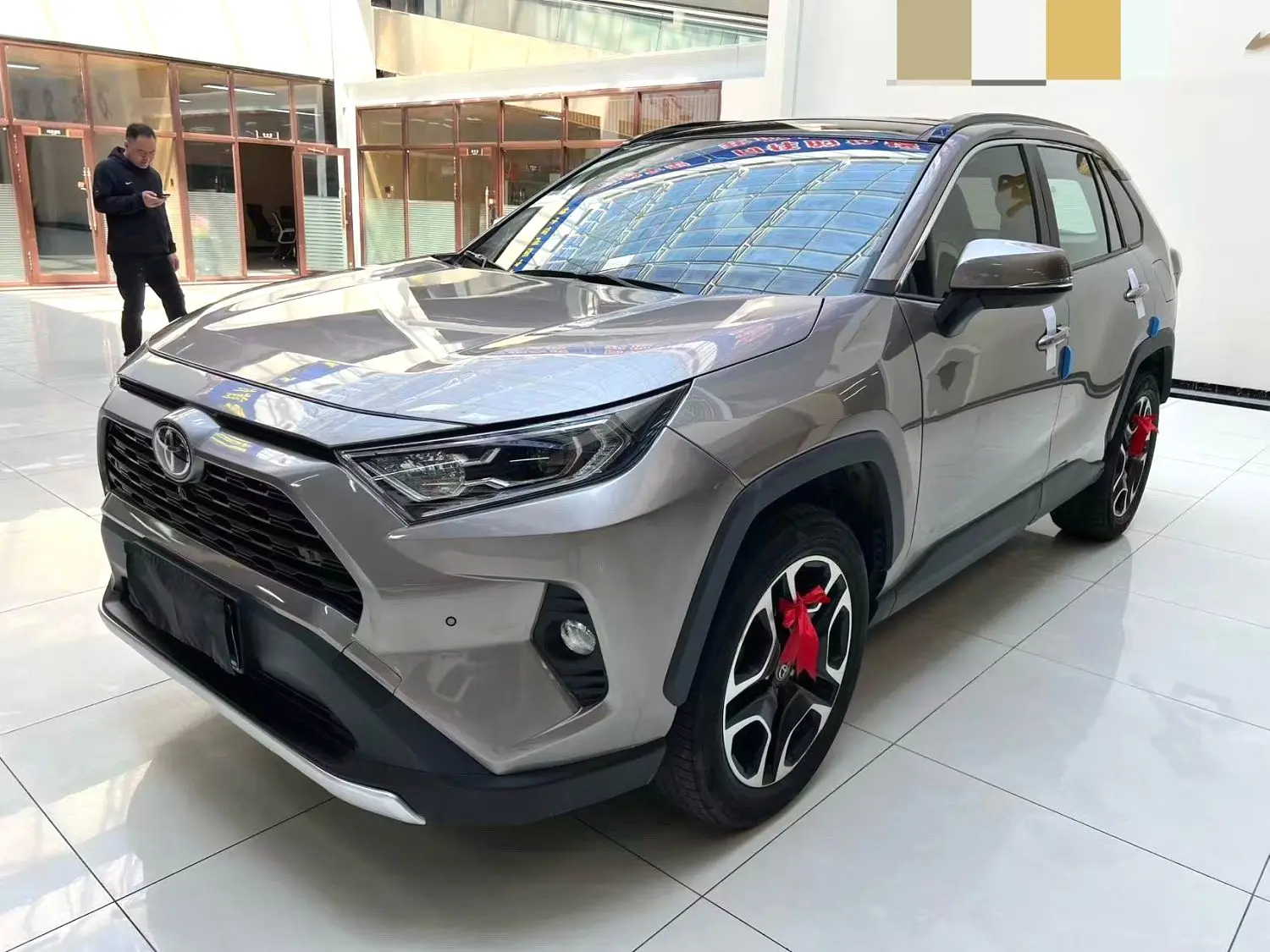 2020 Toyota RAV4 - Main View