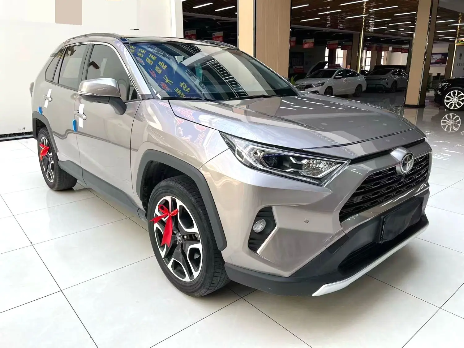 2020 Toyota RAV4 - Main View