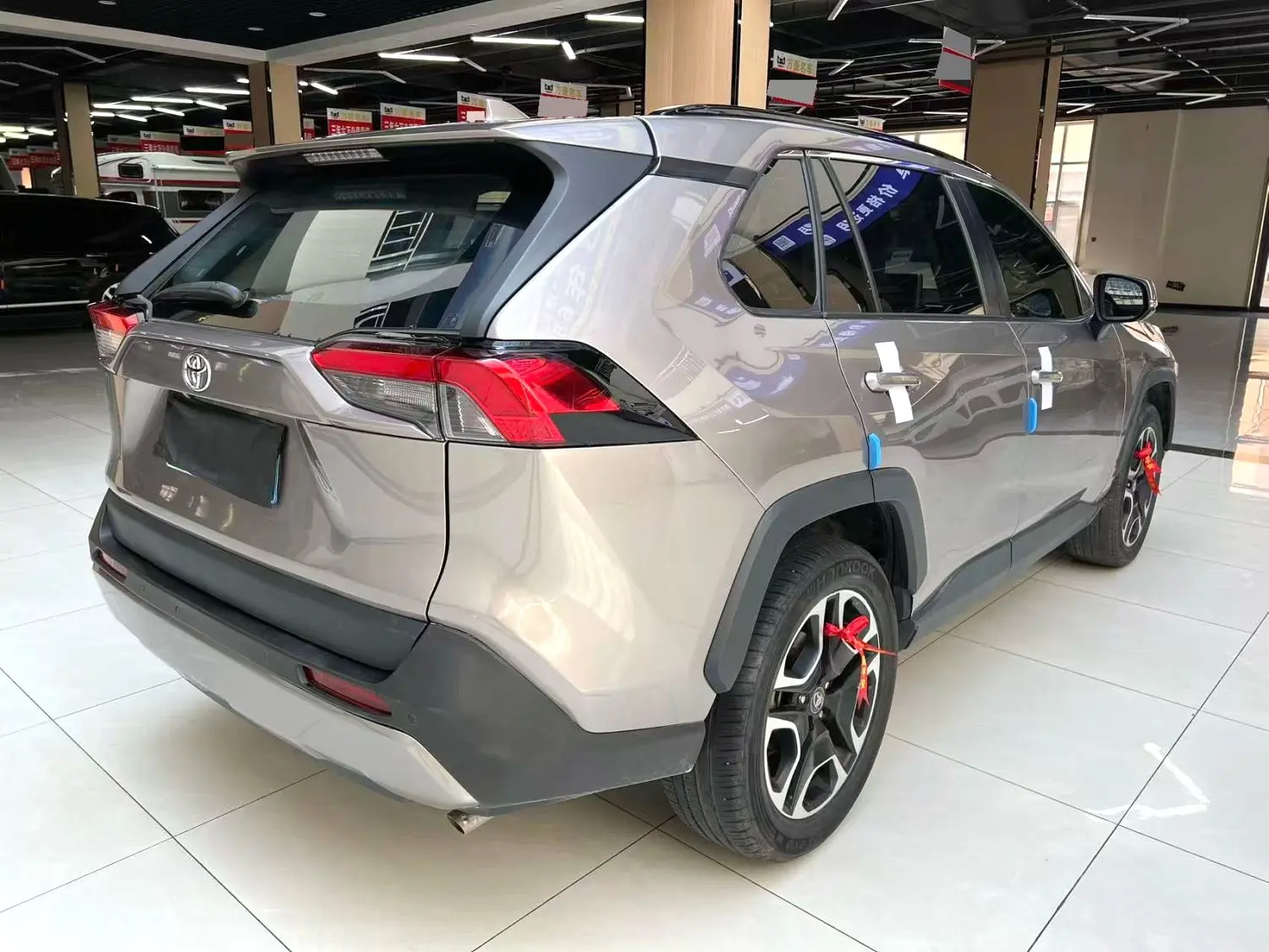 2020 Toyota RAV4 - Main View