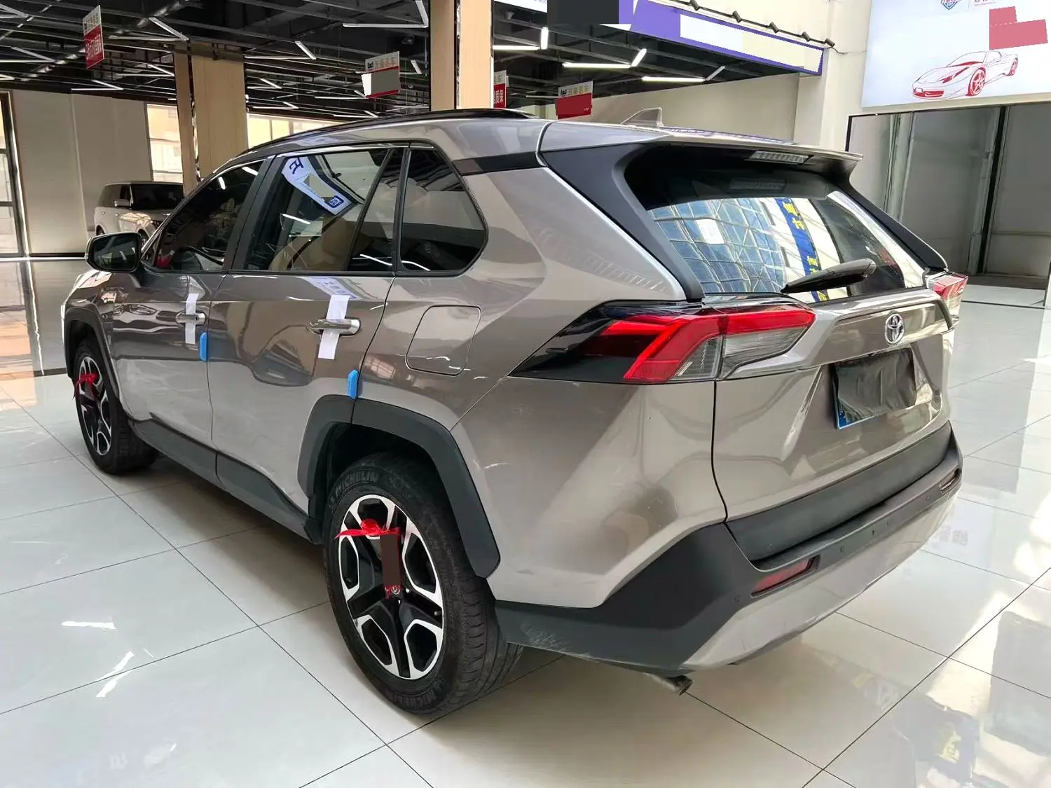 2020 Toyota RAV4 - Main View
