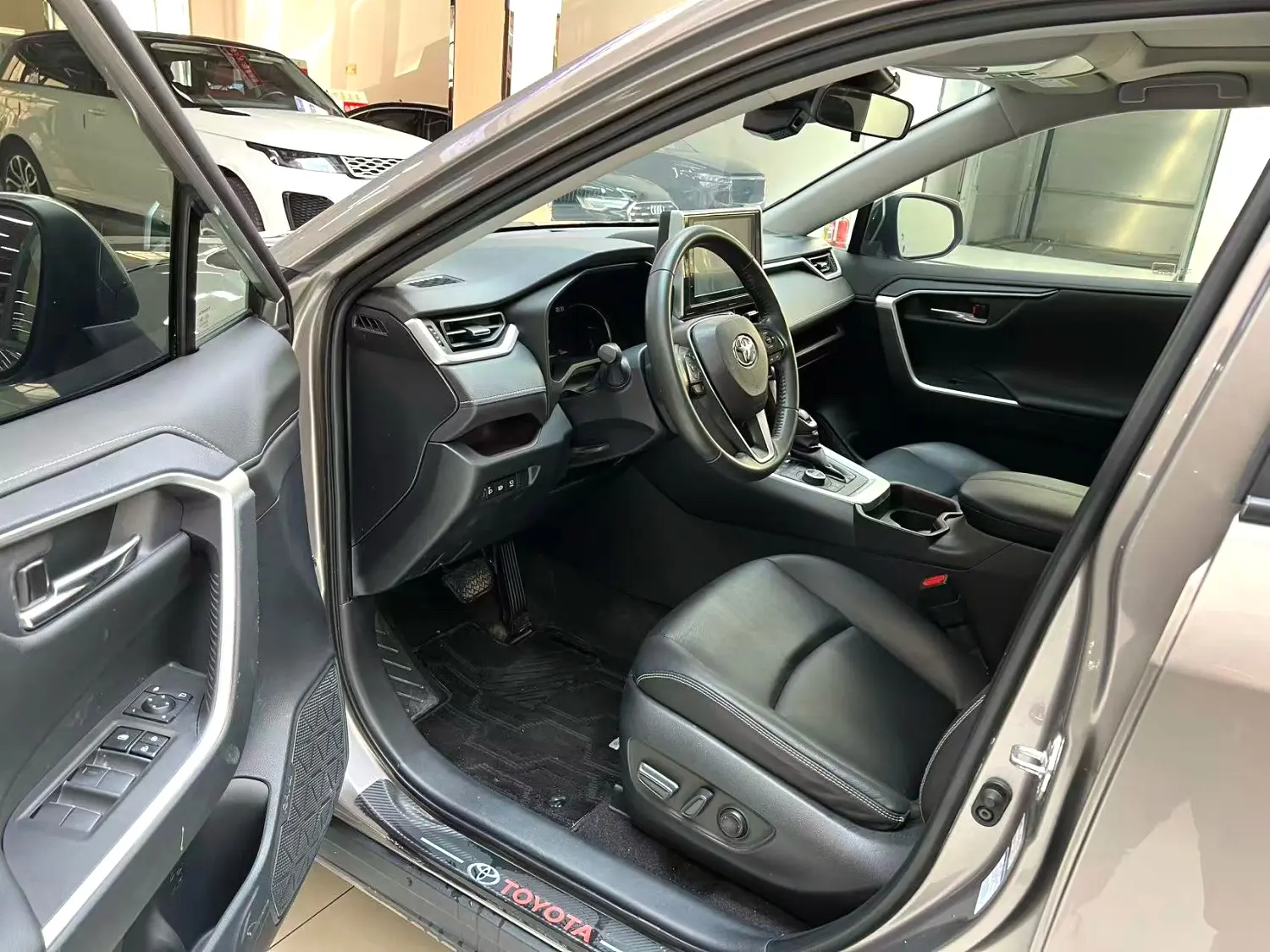2020 Toyota RAV4 - Main View