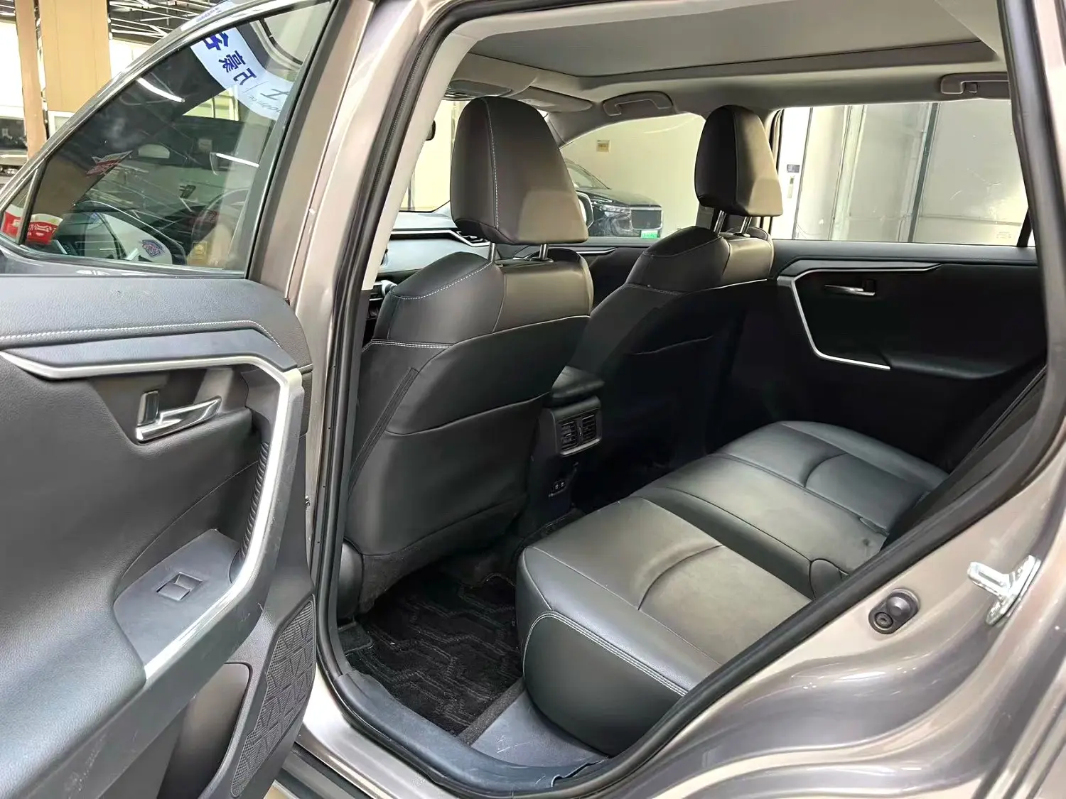 2020 Toyota RAV4 - Main View
