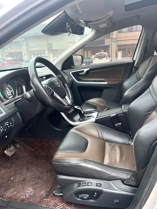 2015 Volvo XC60 - Main View