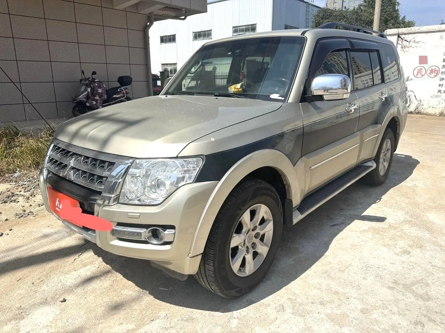 2015 Mitsubishi Pajero - Main View