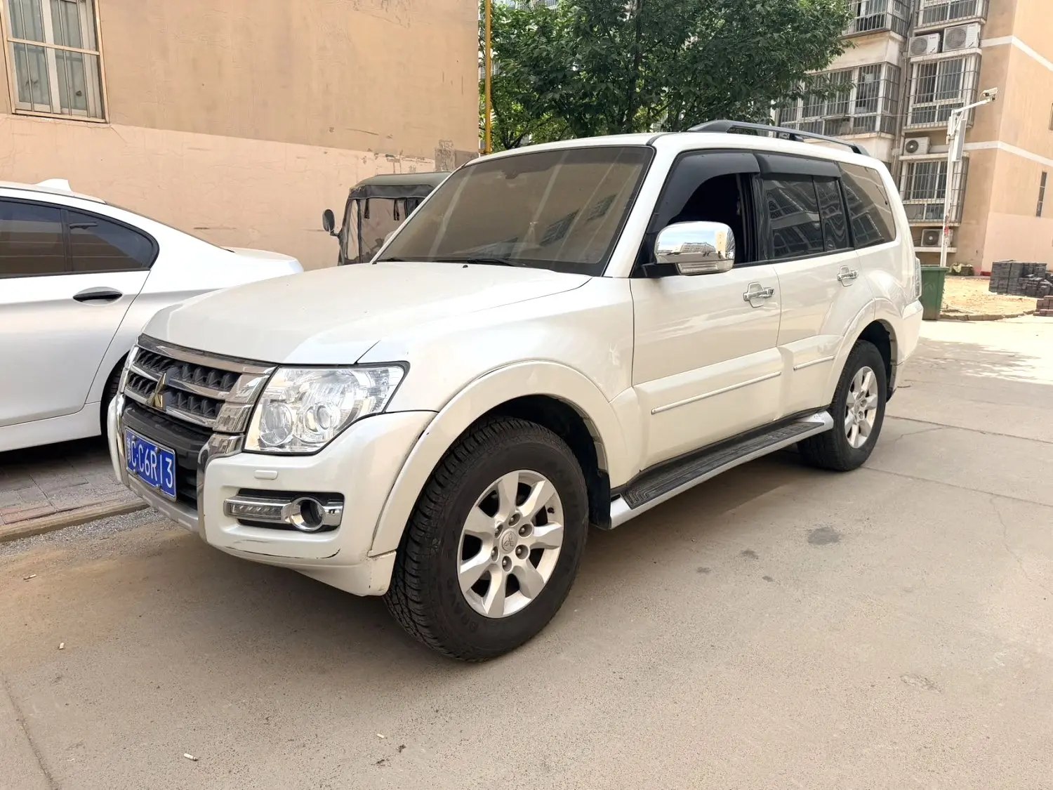 2015 Mitsubishi Pajero - Main View