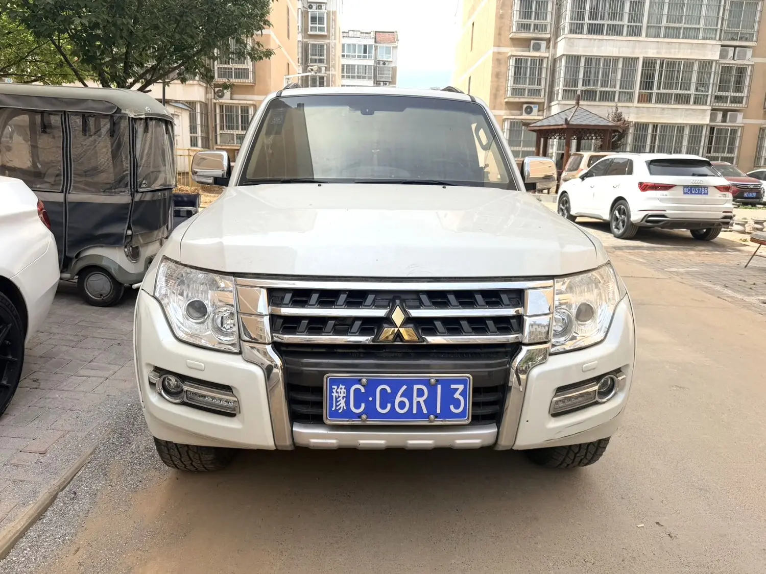 2015 Mitsubishi Pajero - Main View