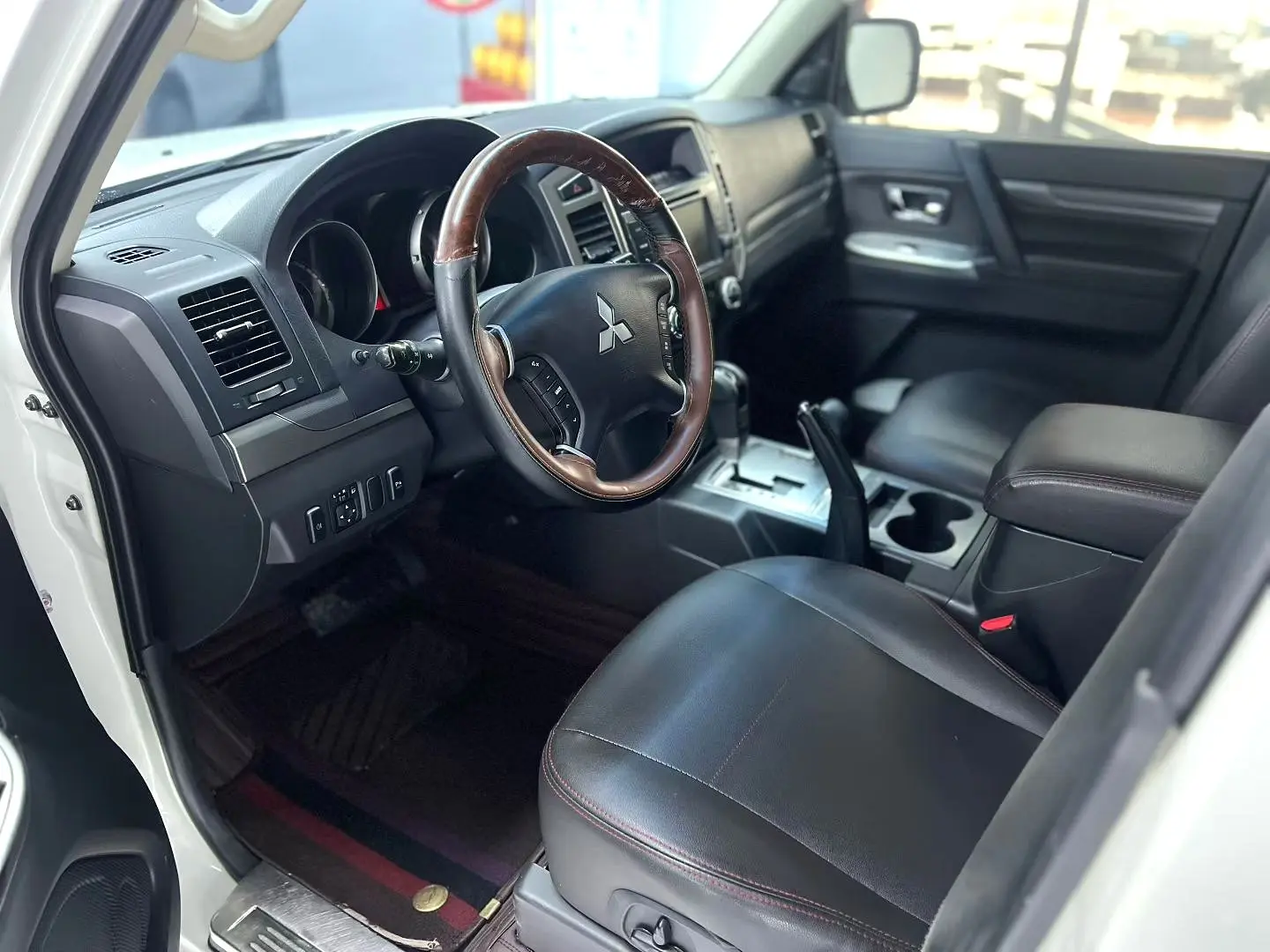 2016 Mitsubishi Pajero - Main View