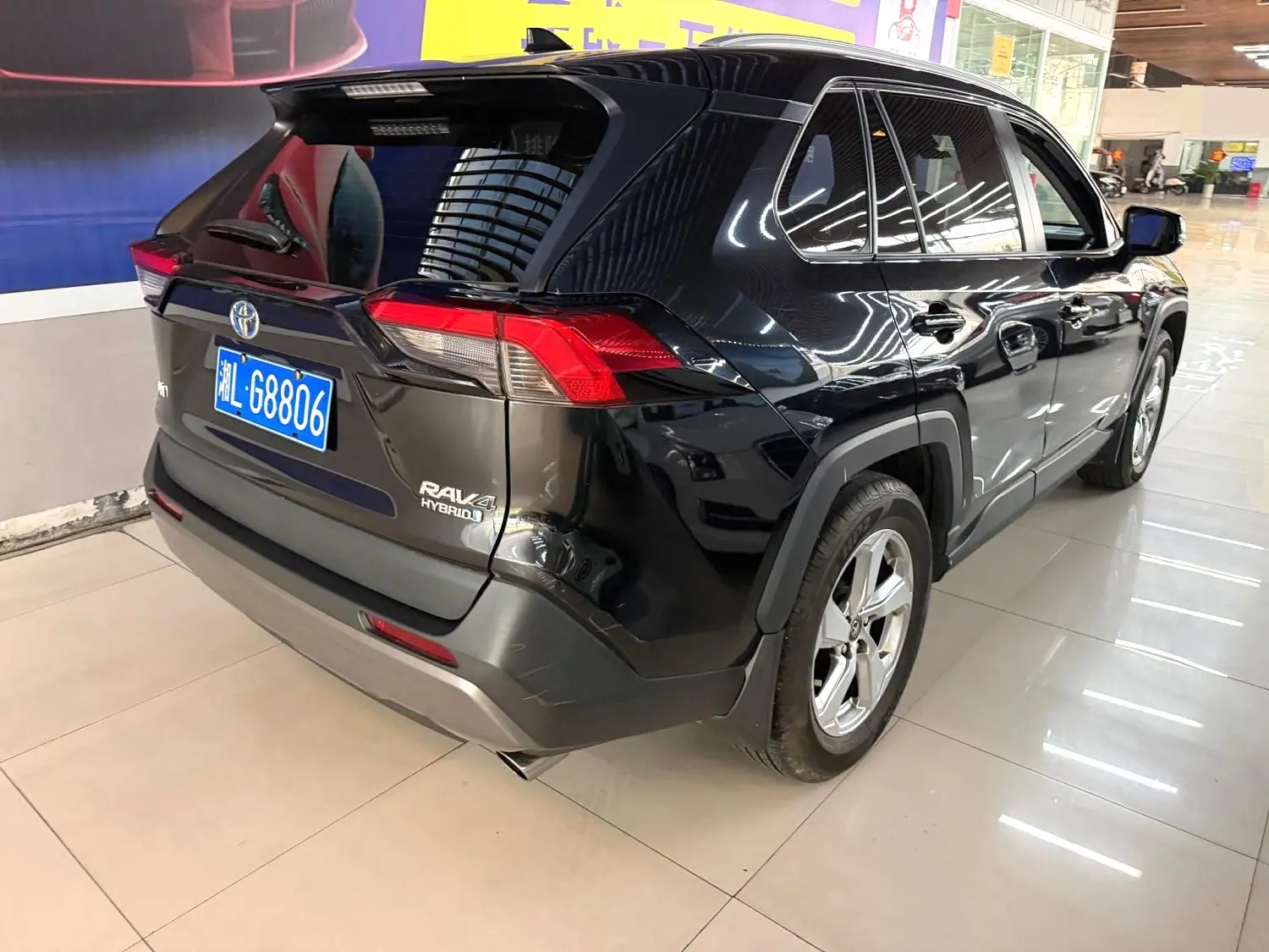 2020 Toyota RAV4 - Main View