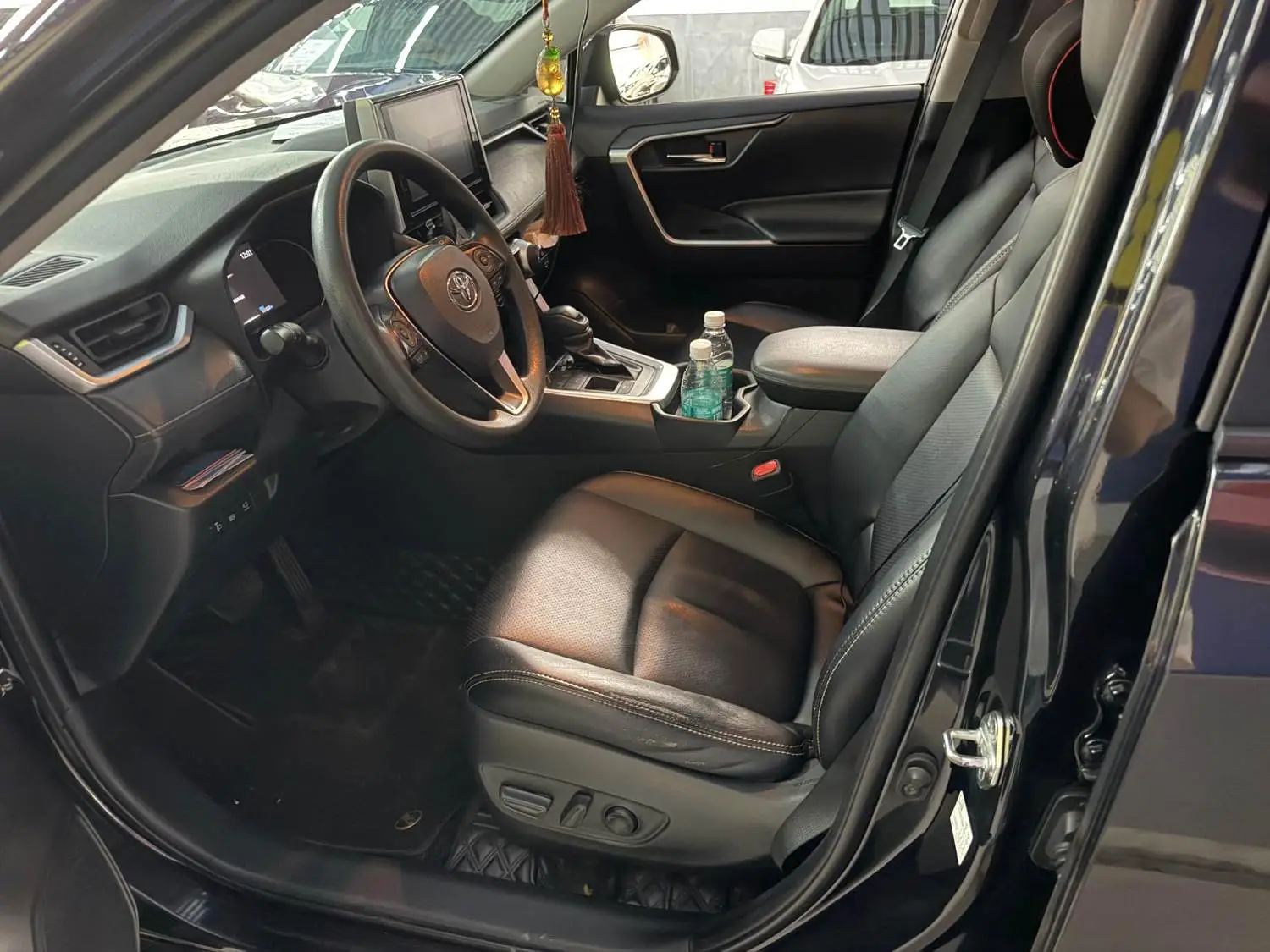 2020 Toyota RAV4 - Main View