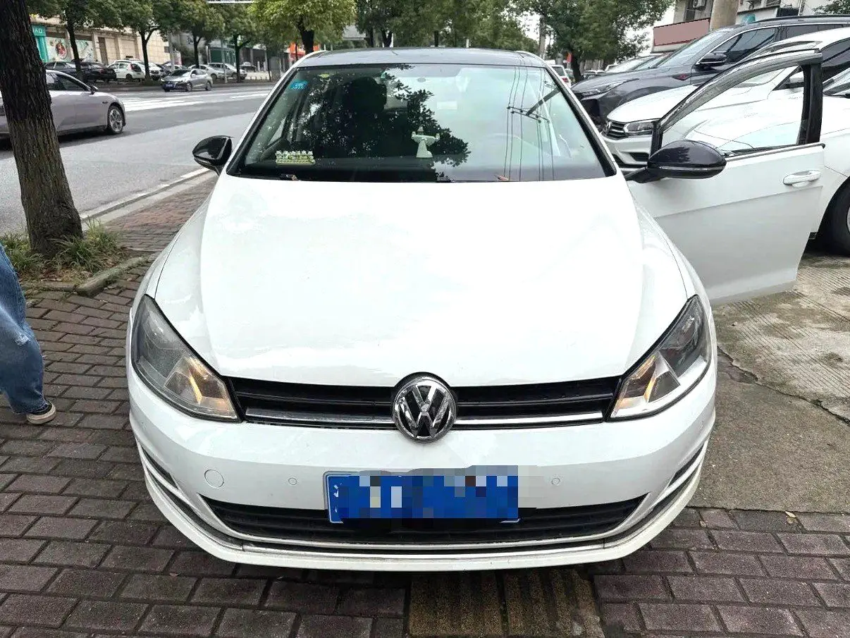 2017 VW Golf - Main View