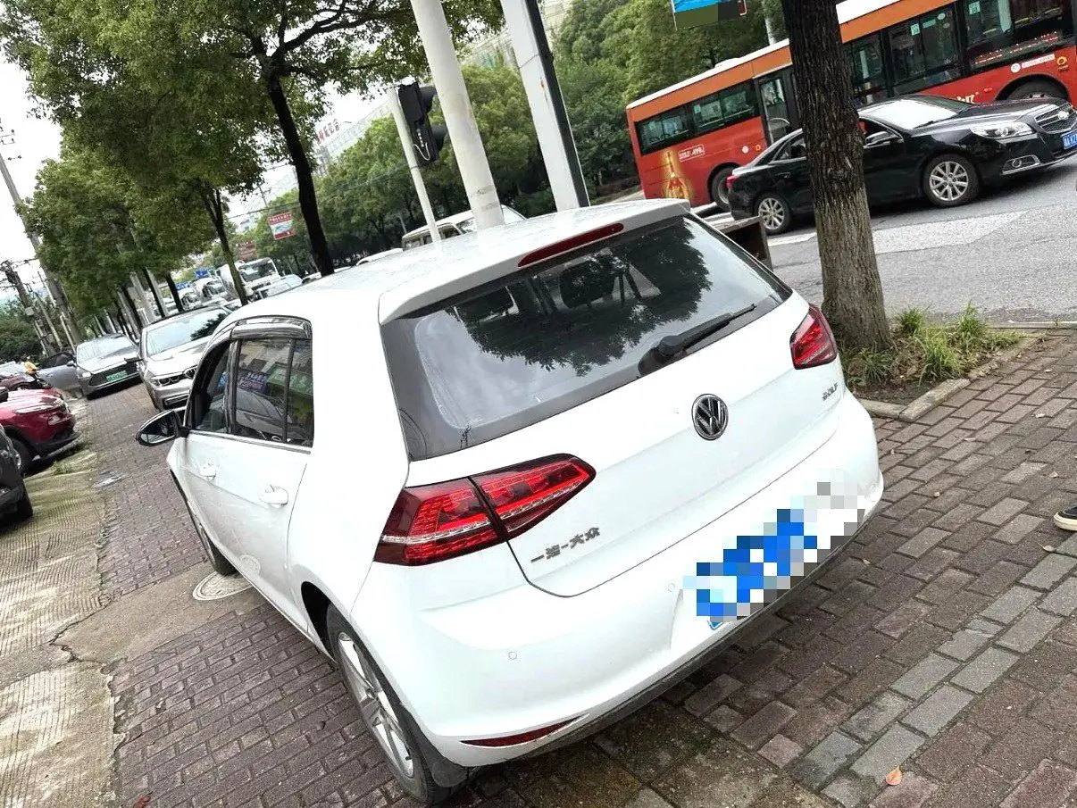 2017 VW Golf - Main View