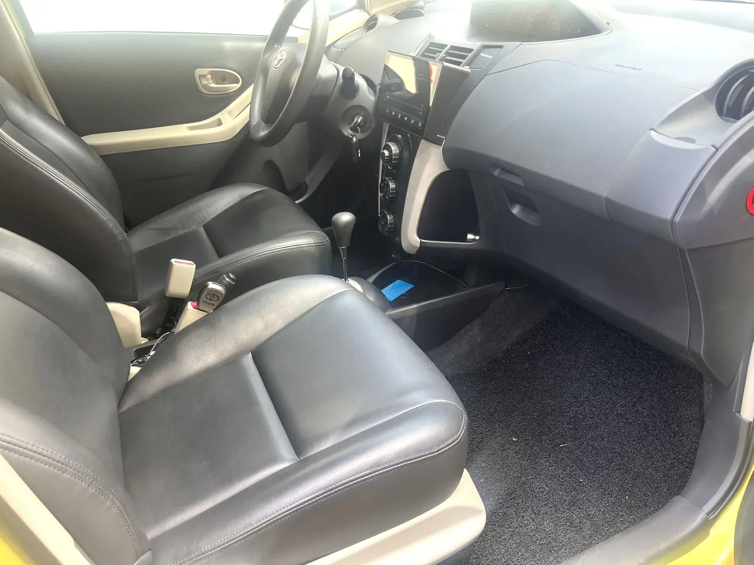 2011 Toyota Yaris - Main View