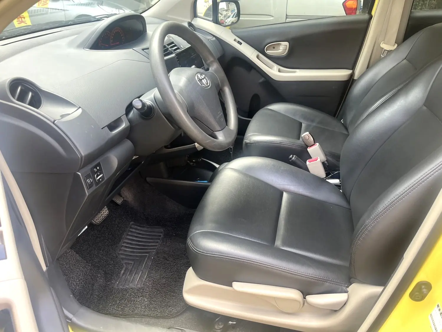 2011 Toyota Yaris - Main View