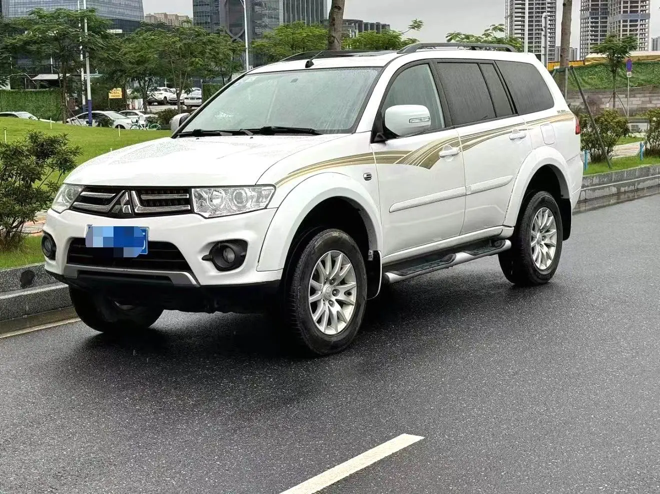 2016 Mitsubishi Pajero Sport - Main View