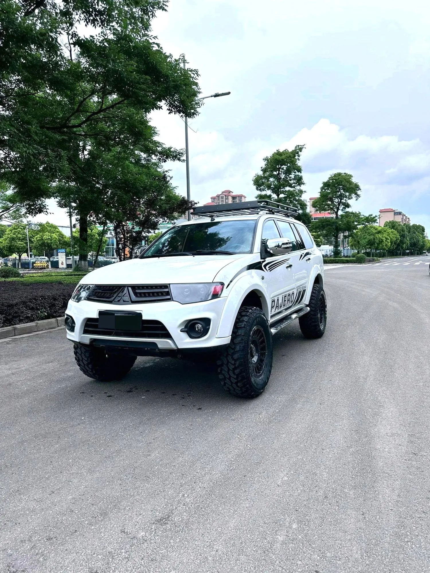 2017 Mitsubishi Pajero Sport - Main View