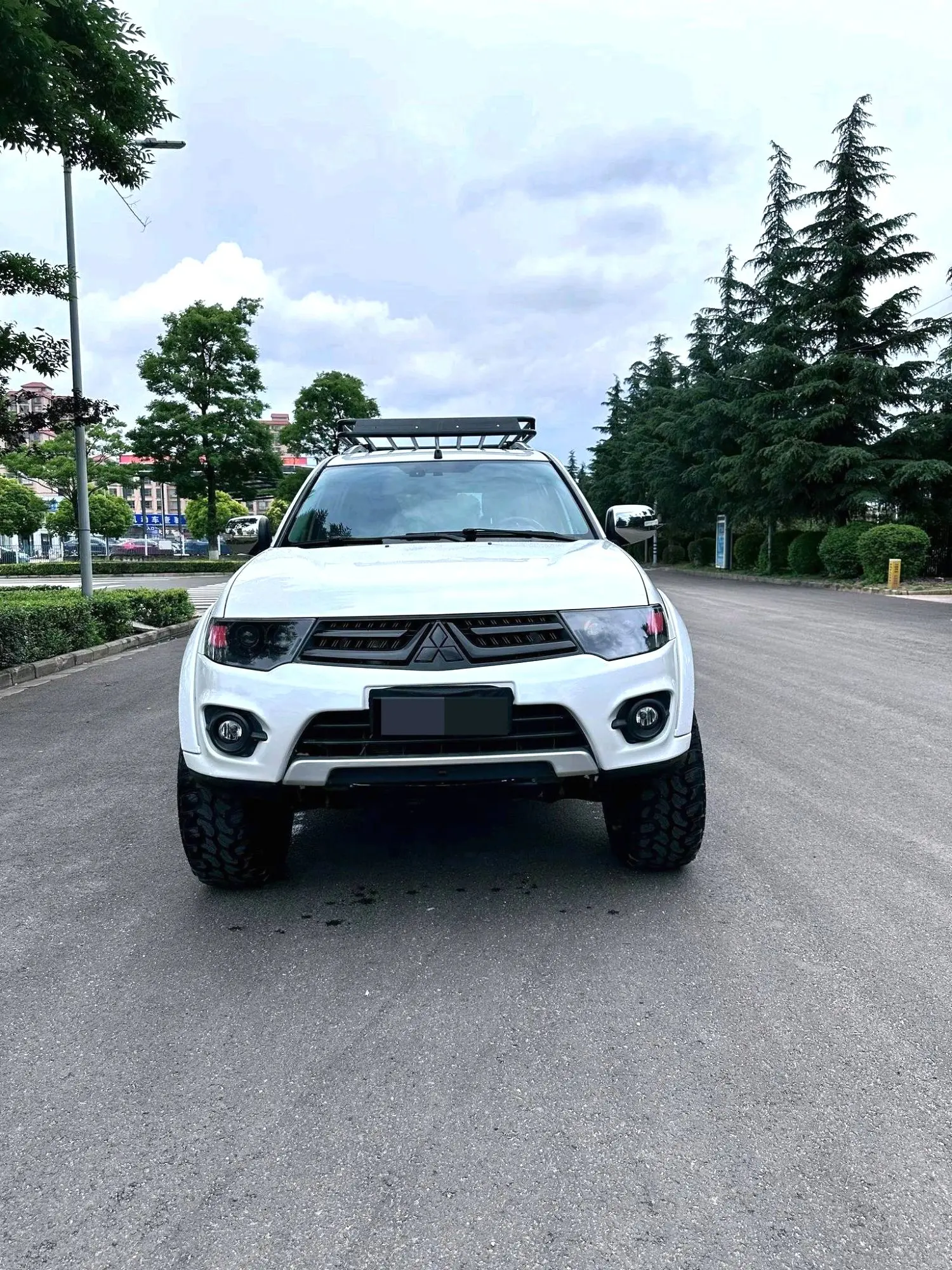 2017 Mitsubishi Pajero Sport - Main View