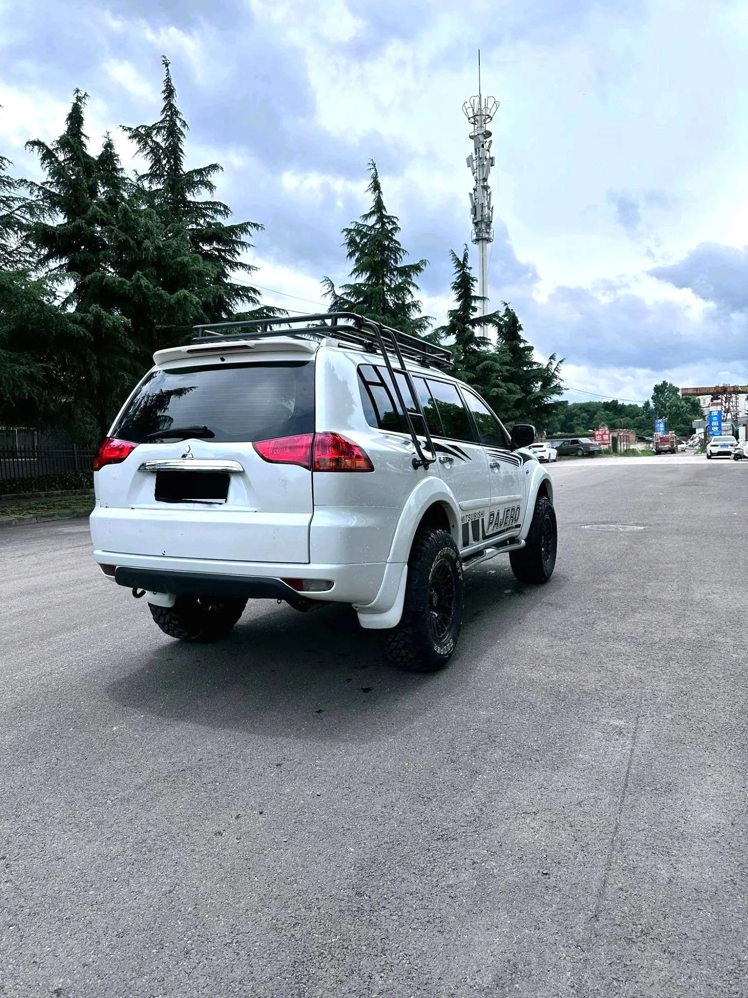 2017 Mitsubishi Pajero Sport - Main View