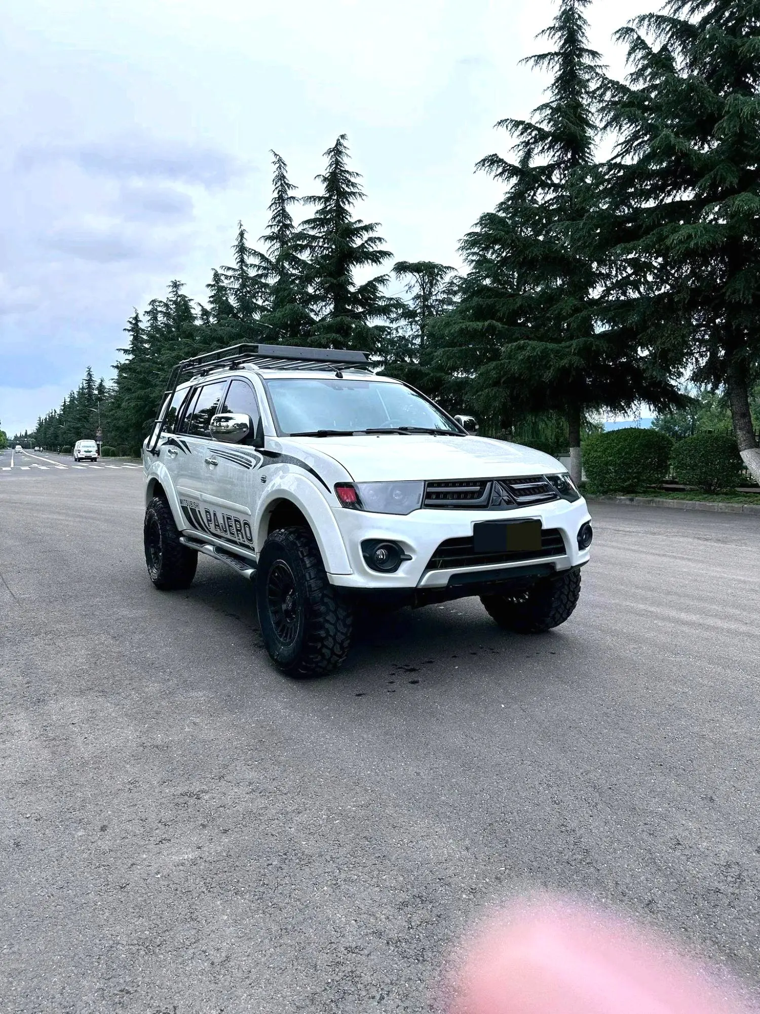 2017 Mitsubishi Pajero Sport - Main View