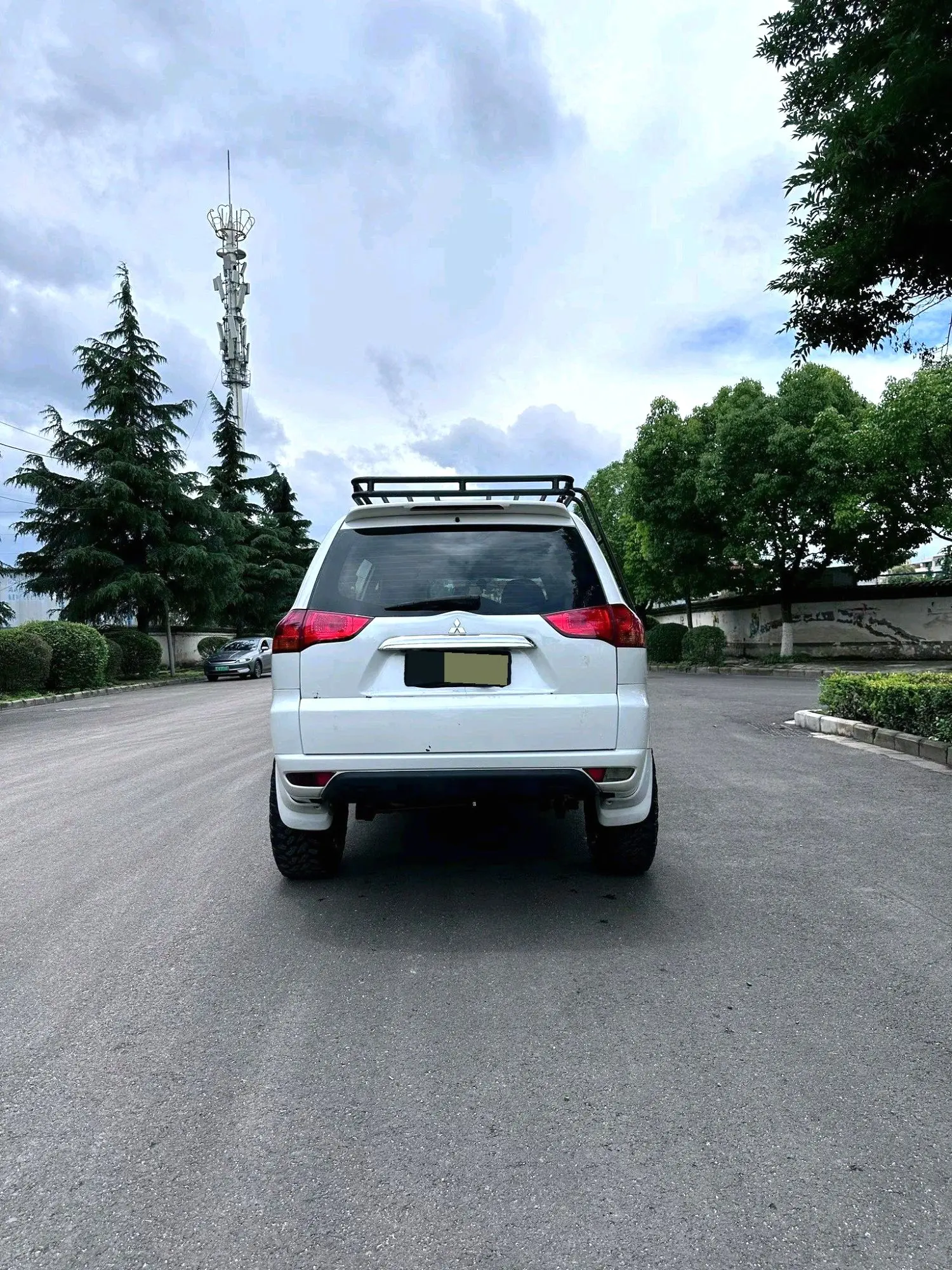 2017 Mitsubishi Pajero Sport - Main View